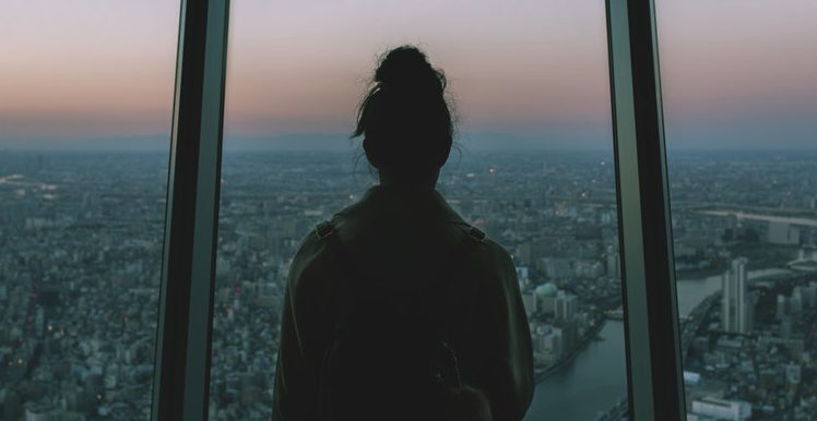 ragazza che guarda città