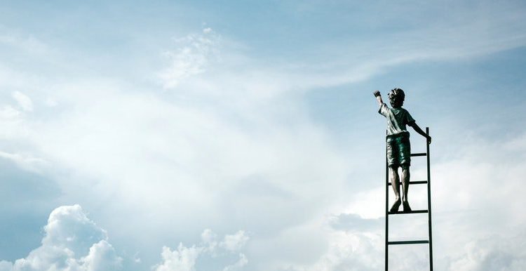 ragazzo su scala con cielo
