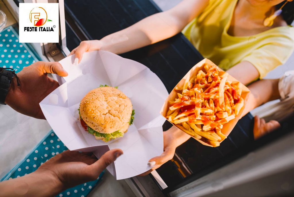 Street food hamburger patatine