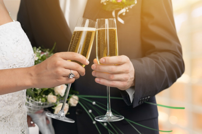 L’APERITIVO RINFRESCO FUORI DALLA CHIESA PER MATRIMONIO